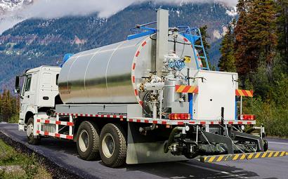 clean and maintain the asphalt tank in the asphalt distributor truck